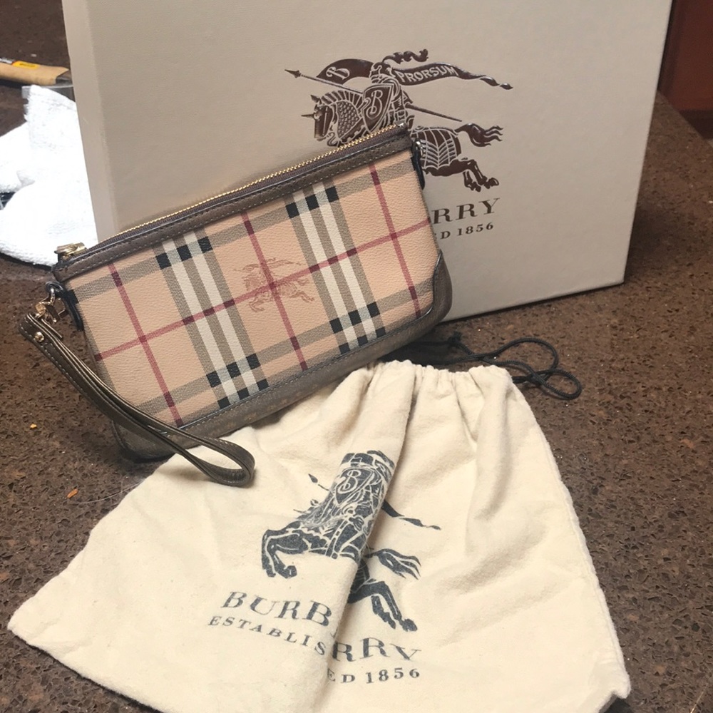 Burberry Peyton wristlet